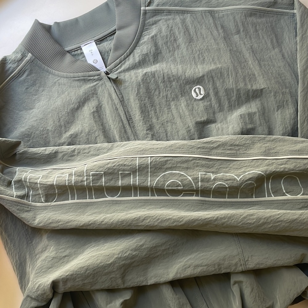 lululemon athletica Crinkle Nylon Track Jacket
Wordmark - Picture 4 of 10